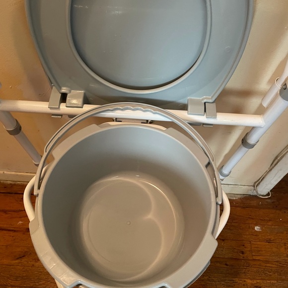 Commode - Picture 4 of 4